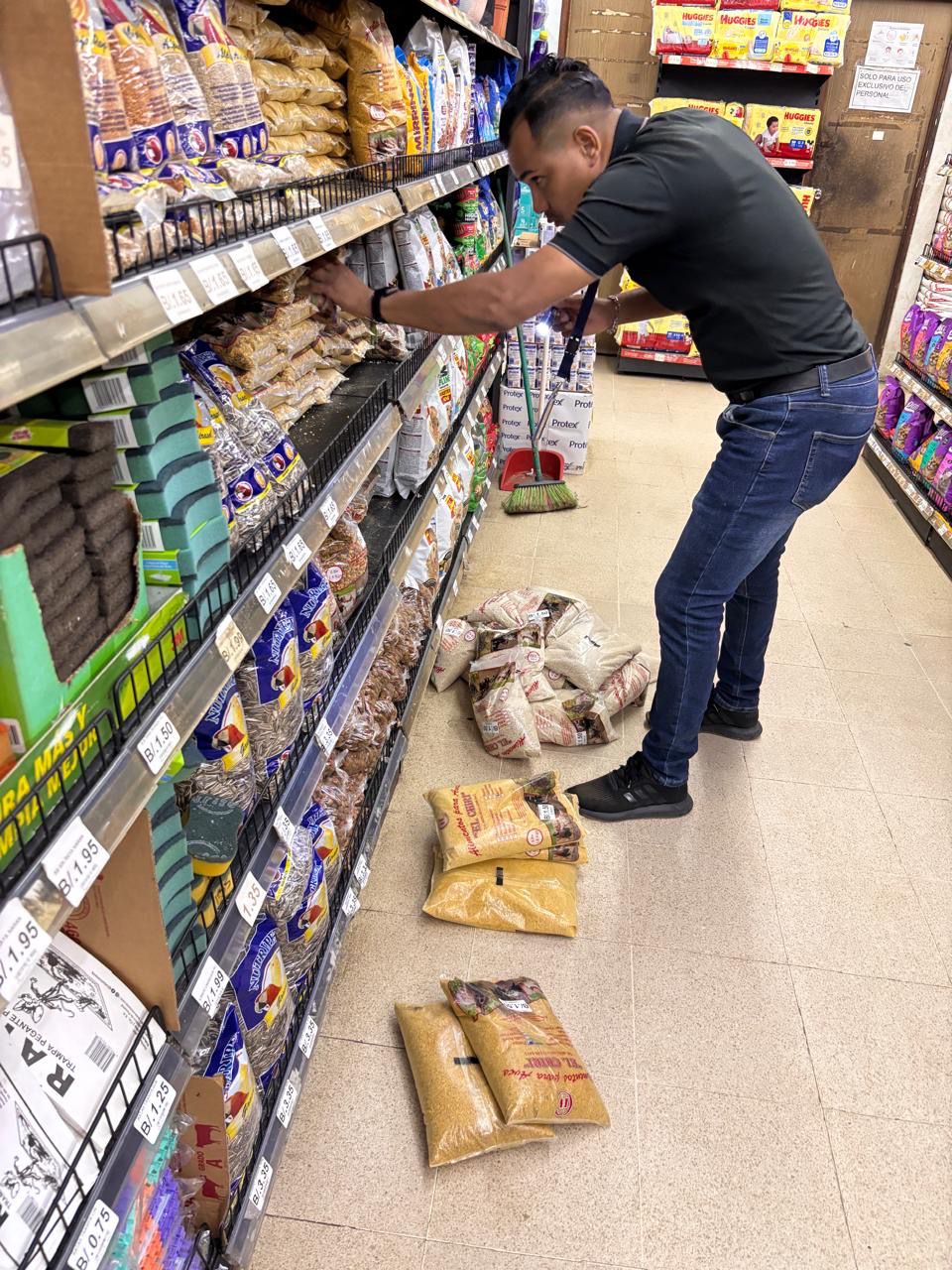 Decomisan más de 124 mil productos vencidos