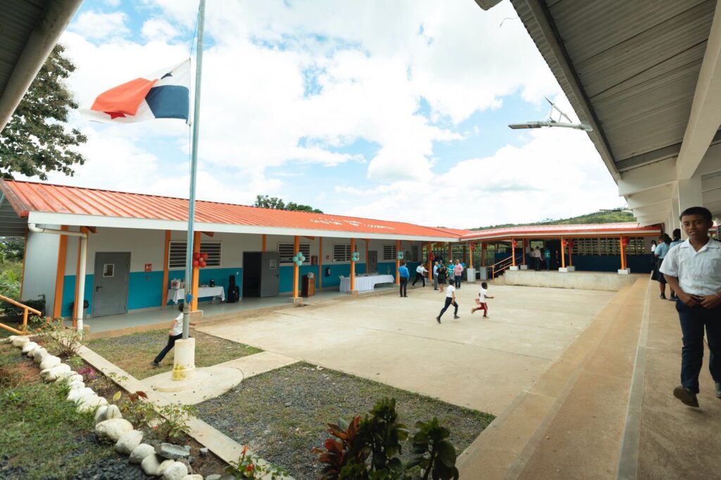 Entregan escuelas modernas en Veraguas
